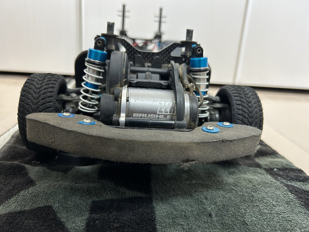 tsuyopon_fpv's tweet photo. しばらく眠らせてたRally Carを起こそう。
このXV-01はサスマウントと45㍉のユニバに変更してワイドトレッド化してる。200㍉ボディだとそのままでツライチになるし190㍉ボディでもホイールハブのスペーサー抜けばツライチになる😊もちろんFPVで操縦する。
#FPV_Rally
#FPV_RC https://t.co/7l8BZ4bBlM