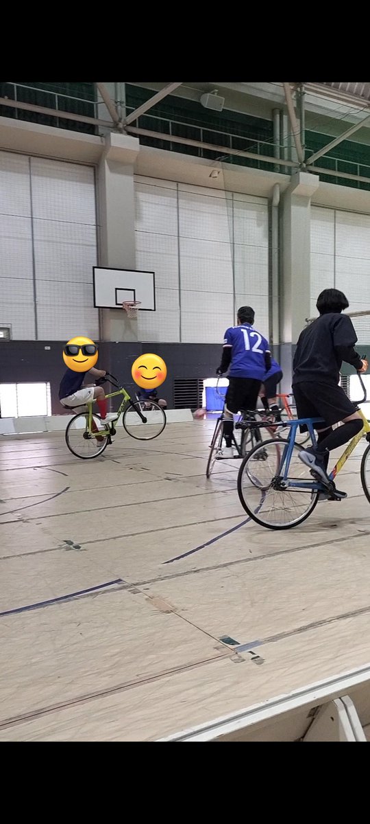 titech_radball's tweet photo. 一般選抜で合格された皆さん合格おめでとうございます㊗️🥳👏🎉

サイクリング部ボー���班ではな、な、なんと⁉️自転車で‼️サッカーを‼️やっています‼️‼️
興味のある方は気軽に連絡・お声掛けください🫰😆

#春から東工大
 #合格おめでとう
 #radball
↓実際の試合風景です！ https://t.co/L8A1IUnsf7
