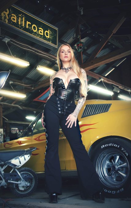 Newwwww stuff coming  30% off next 100 subs 💜 Skype shows are available ✨  https://t.co/u2JmhQdBZF https://t