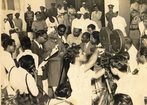 PMNehruArchive's tweet photo. #PMNehruArchive 
प्रधानमंत्री नेहरू जी सदैव प्रेस कॉन्फ्रेंस करते थे। केएफ रुस्तम जी ने लिखा है कि वो हर प्रश्न का उत्तर दिये बिना वार्ता खत्म नहीं करते थे https://t.co/uv58ka723C