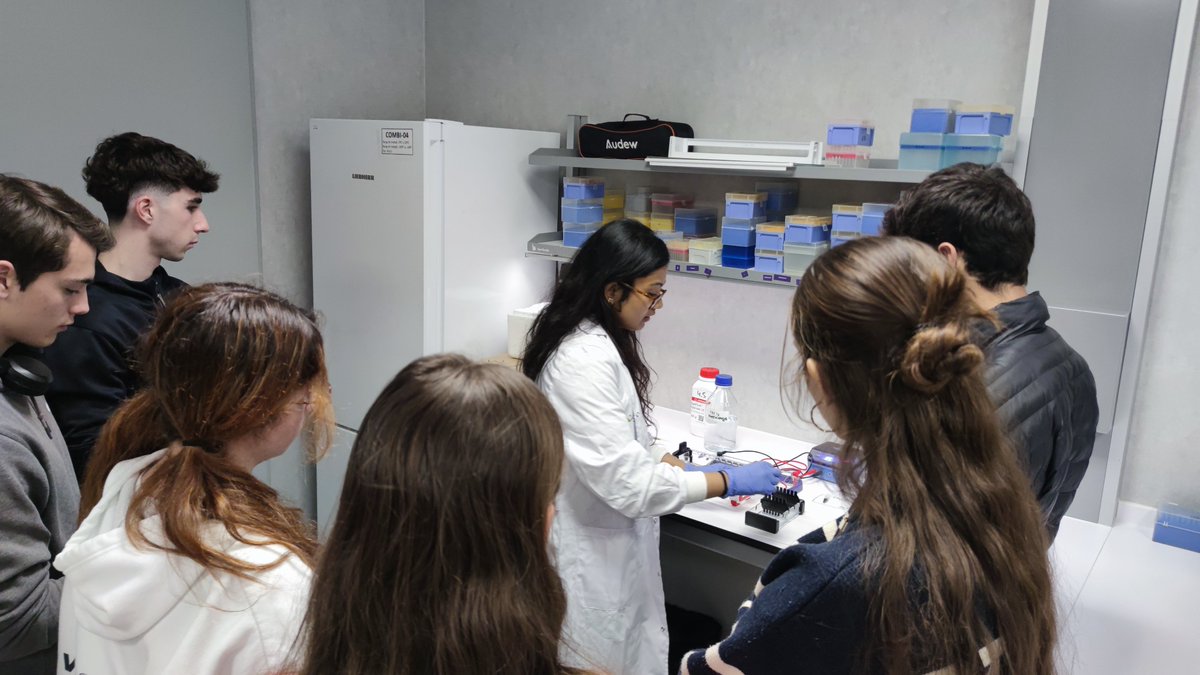 CarrerasIJC's tweet photo. Ahir vam rebre els alumnes de 2n Batxillerat de @escolatecnos i ens van impressionar les seves ganes de saber-ho... TOT!!

Ben acompanyats per la Shubhra i el René del @MarcusBuschbeck Lab, estem segurs que no es van deixar res per descobrir!

#InstiCIÈNCIA
