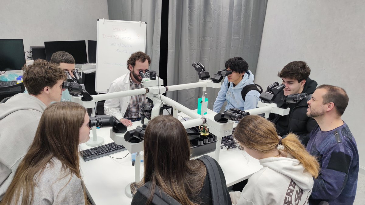CarrerasIJC's tweet photo. Ahir vam rebre els alumnes de 2n Batxillerat de @escolatecnos i ens van impressionar les seves ganes de saber-ho... TOT!!

Ben acompanyats per la Shubhra i el René del @MarcusBuschbeck Lab, estem segurs que no es van deixar res per descobrir!

#InstiCIÈNCIA
