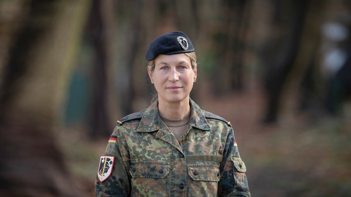 Oberstleutnant Janina K., stellte sich anlässlich des #IWD2024 den Fragen des @PIZ_Personal. 👩‍🎓Aktuell besucht Janina K. unseren Generalstabslehrgang. Was die berufserfahrene Stabsoffizierin auszeichnet: Ein hohes Verantwortungsbewusstsein für ihre #Soldateninnen und #Soldaten.