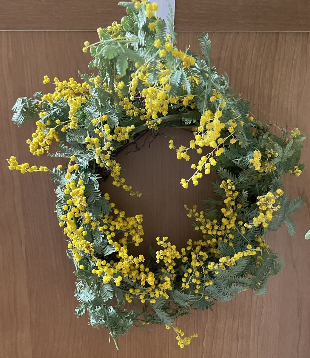 ukcyshun's tweet photo. 去年は花を愛でる気分には
なれなかったけど
今年は花束を買ってきて
枯れる前にリースふたつに
仕上げました
相方には花粉にしか見えない
と不評ですが笑 https://t.co/qcUIjrrYdL