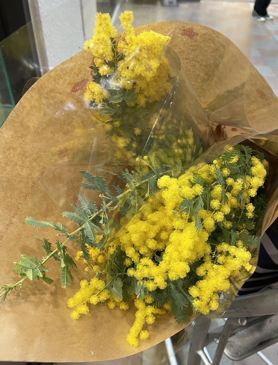 ukcyshun's tweet photo. 去年は花を愛でる気分には
なれなかったけど
今年は花束を買ってきて
枯れる前にリースふたつに
仕上げました
相方には花粉にしか見えない
と不評ですが笑 https://t.co/qcUIjrrYdL