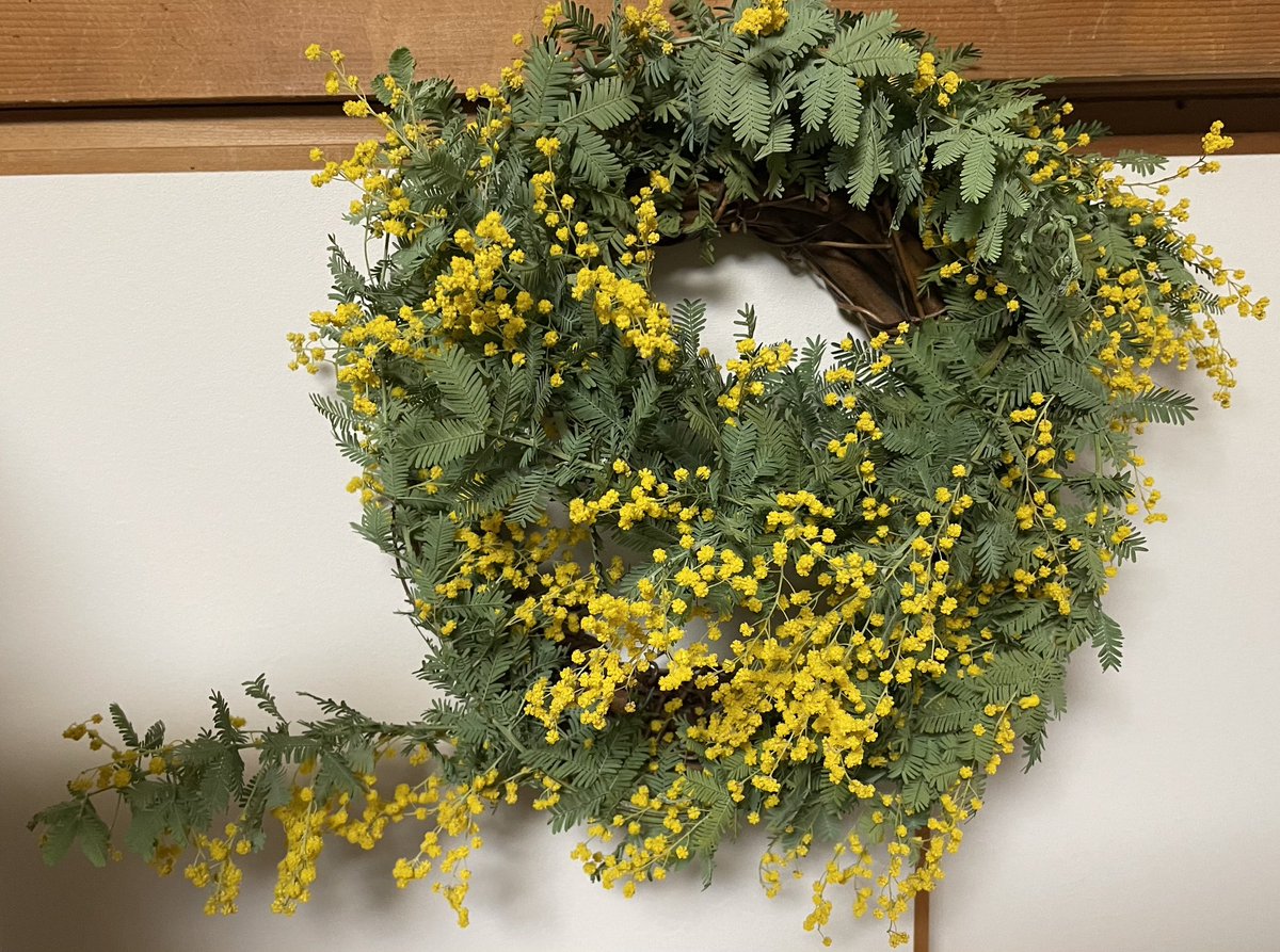 ukcyshun's tweet photo. 去年は花を愛でる気分には
なれなかったけど
今年は花束を買ってきて
枯れる前にリースふたつに
仕上げました
相方には花粉にしか見えない
と不評ですが笑 https://t.co/qcUIjrrYdL