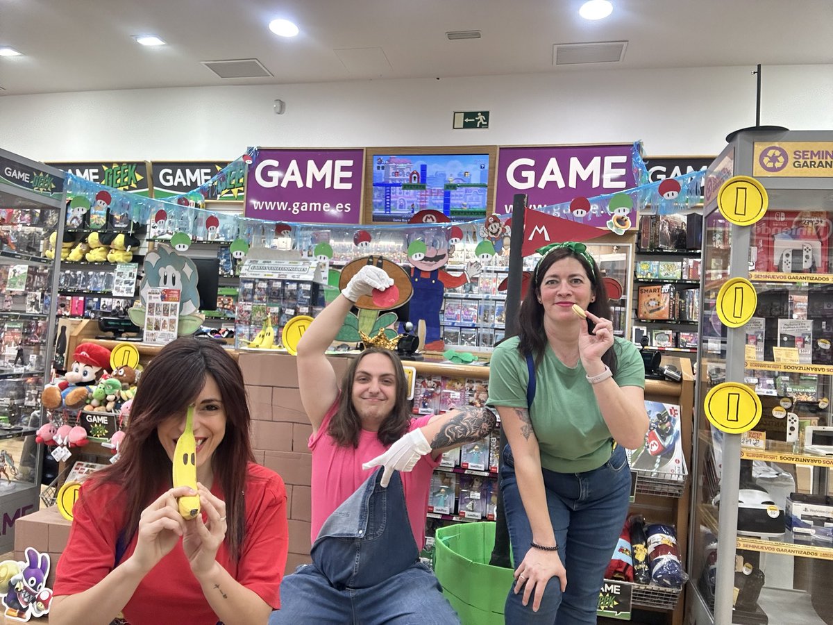 Rikkupat's tweet photo. Así estamos hoy en @VideojuegosGAME FAN 451 #Mar10DayenGAME @NintendoES Pásate y hazte una foto de recuerdo!! 🤣❤️ https://t.co/Gicx7Nl75G