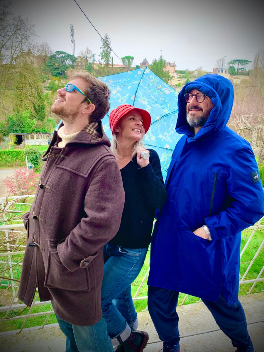 helenepaumier's tweet photo. ☀️🌦☂️Nous avons fait tourner les parapluies, accueilli la chaleur aux micros et le vent soufflait dans nos casques. 
Partez avec l'équipe de #JusteUneChanson pour une émission quatre saisons qui arpente le temps qu'il fait.
C'est ici ⬇️
https://t.co/EmYcyfKLnc https://t.co/mS4N1eP5cy