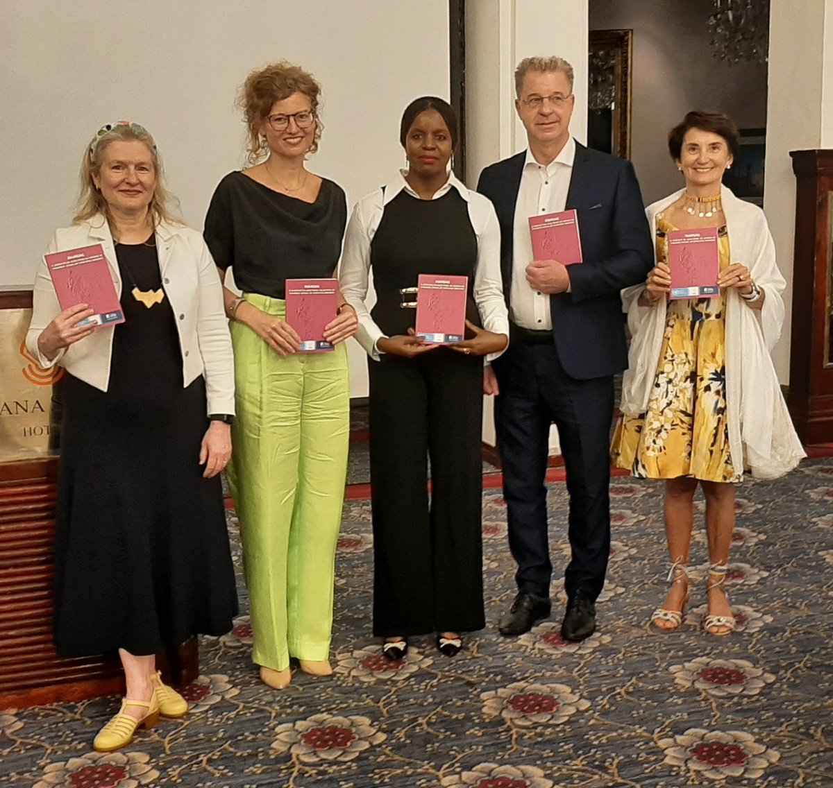 Just in time for #InternationalWomensDay, we're glad to announce the launch of the Portuguese edition of the handbook on prosecuting conflict-related sexual crimes, by @unirmct & us. The launch was at the end of a 3-day seminar on the topic with Mozambican prosecutors in Maputo.