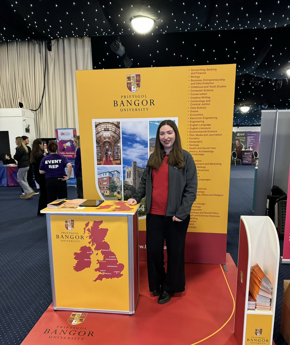 Good morning! 😊 Charlotte is at #Leeds @UKUniSearch today! She’s on stand 33 to talk all about @BangorUni ! 🎓 Come and have a chat to explore more about #Bangor 💬👋