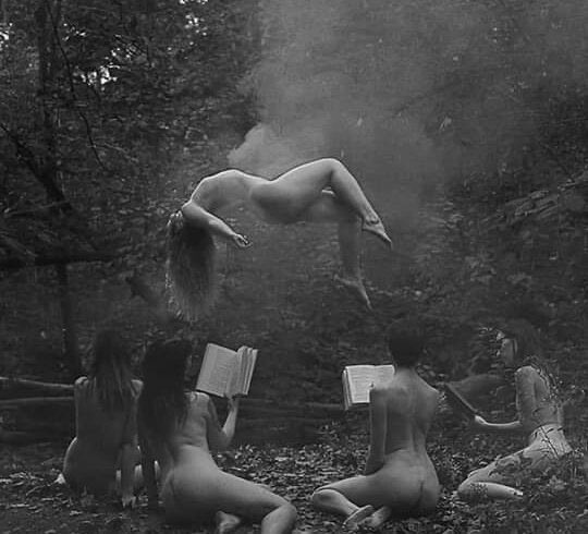 Geovanacha's tweet photo. “A humanidade sempre teve medo das mulheres que voam.
Sejam elas bruxas, sejam elas livres."
Feliz dia das mulheres 🤍🌹 https://t.co/yUiyVlun2j