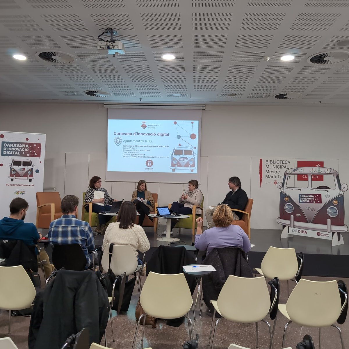 Comença la parada #CaravanaInnovació 🚌 a l'@RubiGovObert amb @lourdesmunoz com a relatora i @marlobatodiaz , @Jordi_Ferret i @mmgescudero com a amfitrions, compartint el projecte Gimcana de dades amb instituts, que acosta els valors del #GovernObert als joves del municipi 🔝🔝🔝