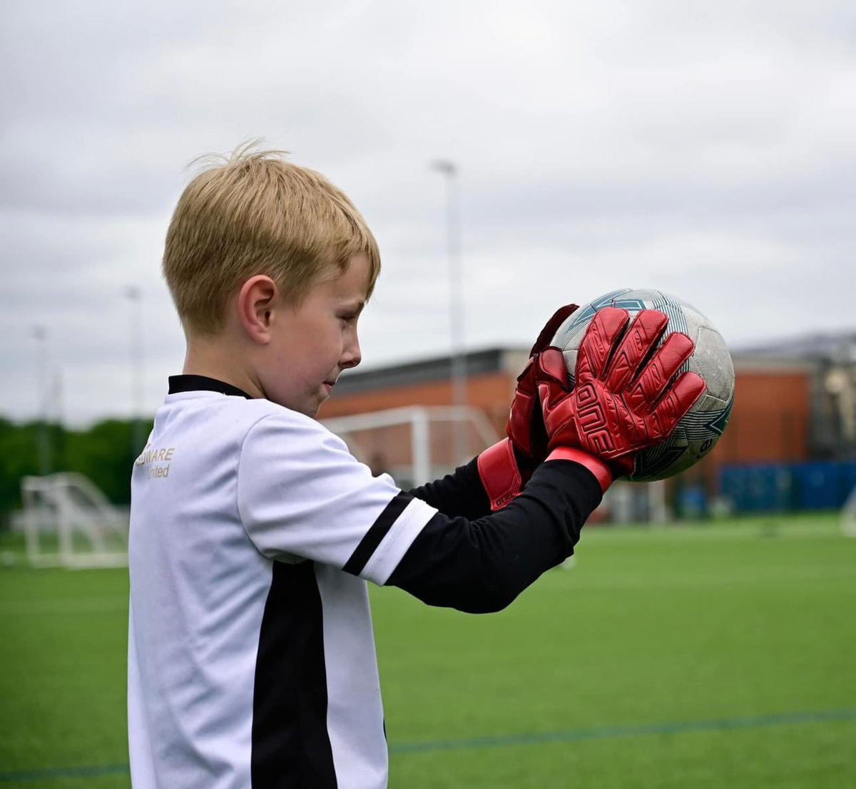 Our Easter half term holiday Gk courses are now available to book. 

🗓️4 day course
⏰ 10am - 3pm
🧤Improve your technique 
🥅 Shot Stopping 
😃 Have lots of fun
🤝 Meet new friends

Book ➡️ onegloveacademy.com/product/easter…

#trainplaywearone <a href="/TheOneGloveCo/">The One Glove Co</a>