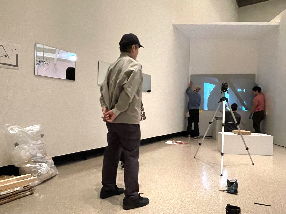 NMWATokyo's tweet photo. 📣まもなく開幕⚙️Exhibition in the making | 展覧会設営中⚙️
3/12に開幕する「#ここは未来のアーティストたちが眠る部屋となりえてきたか？」展、展示設営の舞台裏をご紹介します。#西美と未来

画像は作家立ち合いのもと進められる第4章の設営の様子です。(1、2枚目が鷹野、3、4枚目がミヤギ） https://t.co/UPHQQaWPPS