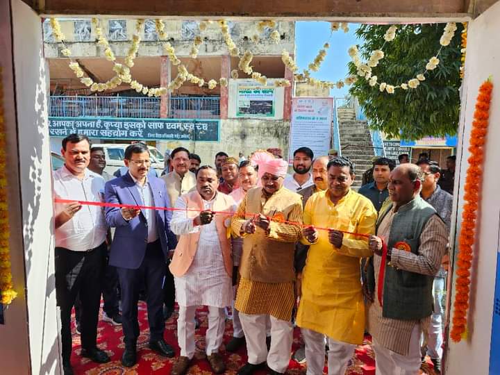 MpAnuragi's tweet photo. आज इंदिरा स्टेडियम उरई में प्रदेश सरकार की जनकल्याणकारी योजनाओं, नीतियों, कार्यक्रमों एवं  उपलब्धियों पर आधारित प्रदर्शनी का उद्धघाटन समारोह में उपस्थित रहा..  #kuvarjivavaliya #drGhanshyam_Anuragi #9YearsOfModiGovernment #prkash_pal #9YearsOfSeva #praluvya_niranjan https://t.co/BU9rDRV3v7