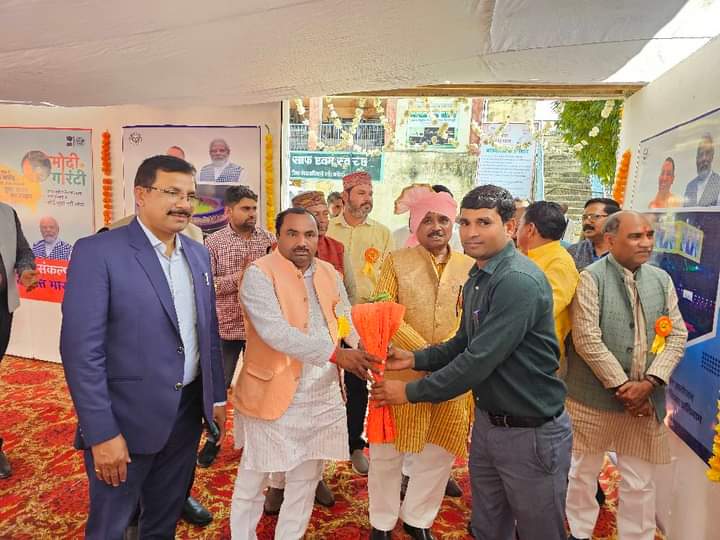 MpAnuragi's tweet photo. आज इंदिरा स्टेडियम उरई में प्रदेश सरकार की जनकल्याणकारी योजनाओं, नीतियों, कार्यक्रमों एवं  उपलब्धियों पर आधारित प्रदर्शनी का उद्धघाटन समारोह में उपस्थित रहा..  #kuvarjivavaliya #drGhanshyam_Anuragi #9YearsOfModiGovernment #prkash_pal #9YearsOfSeva #praluvya_niranjan https://t.co/BU9rDRV3v7