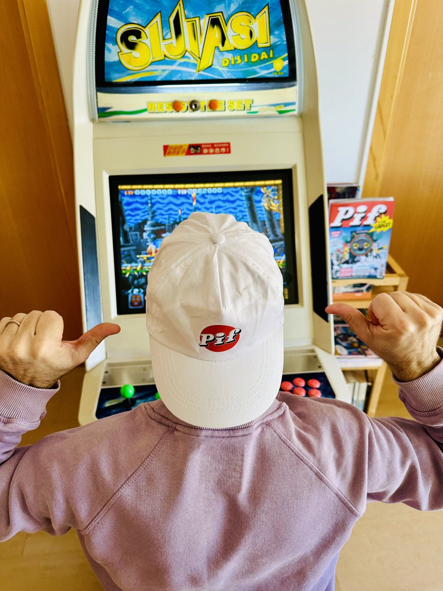 turk182es's tweet photo. En tant qu’auteur de la rubrique Rétro Jeux Vidéo de @Pifofficiel , il me manquait un élément indispensable : la casquette Pif 😍
Bon vendredi les amis !
#Retroblog #Retro #RETROGAMING #PifGadget #PifestPartout #Arcade #Oldies #Vintage #Jeuxvideo #Videogame https://t.co/ZceDXt4lbi