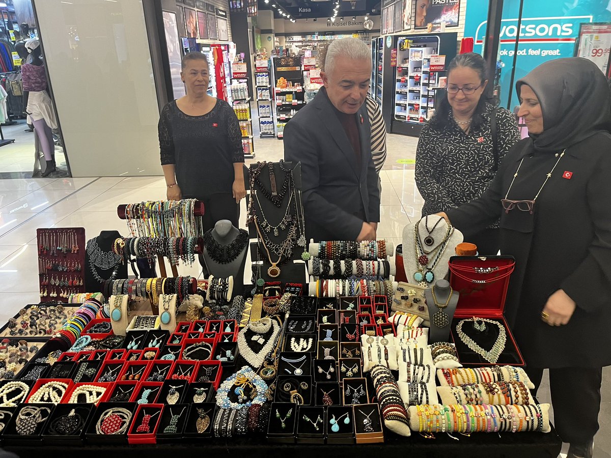 8 Mart Dünya Kadınlar Günü sergimizin açılışı Başakşehir Kaymakamımız Uğur TURAN ve kurum müdürümüz Mustafa YILMAZ'ın katılımıyla gerçekleşti. Kadın kursiyerlerimizin resim, cam mozaik, takı ve kat'ı eserleri 7-8-9 Mart’ta Deposite Outlet Avm’de ziyaretçilerini bekliyor.