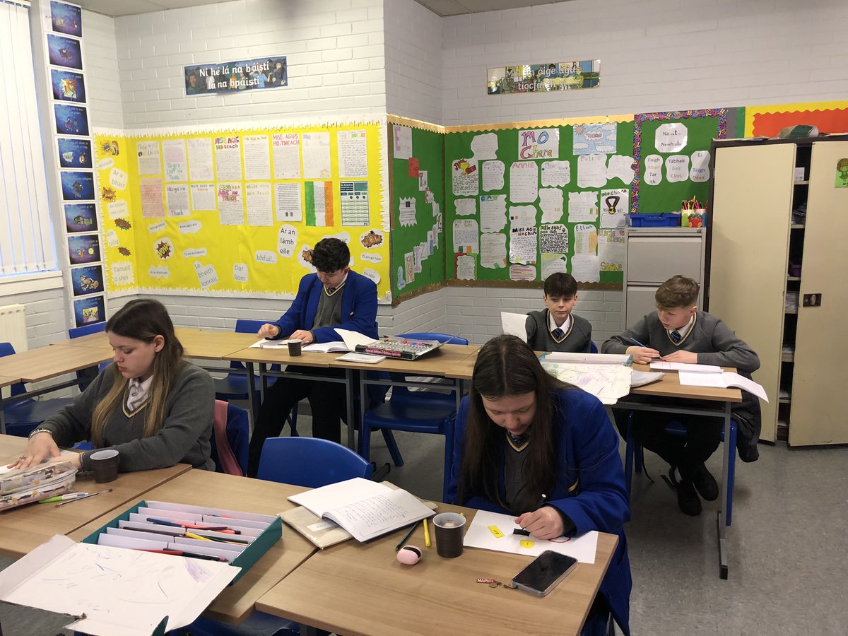 IrishERC's tweet photo. Gaeilgeoirí bliain 9 ag baint sult as seacláid the, ceol traidisiúnta agus iad ag obair leo ar an chomórtas na postaer #SnaG24 #seanfhocal #Cultúr #comórtas 💚 https://t.co/zbBlqjMh6u