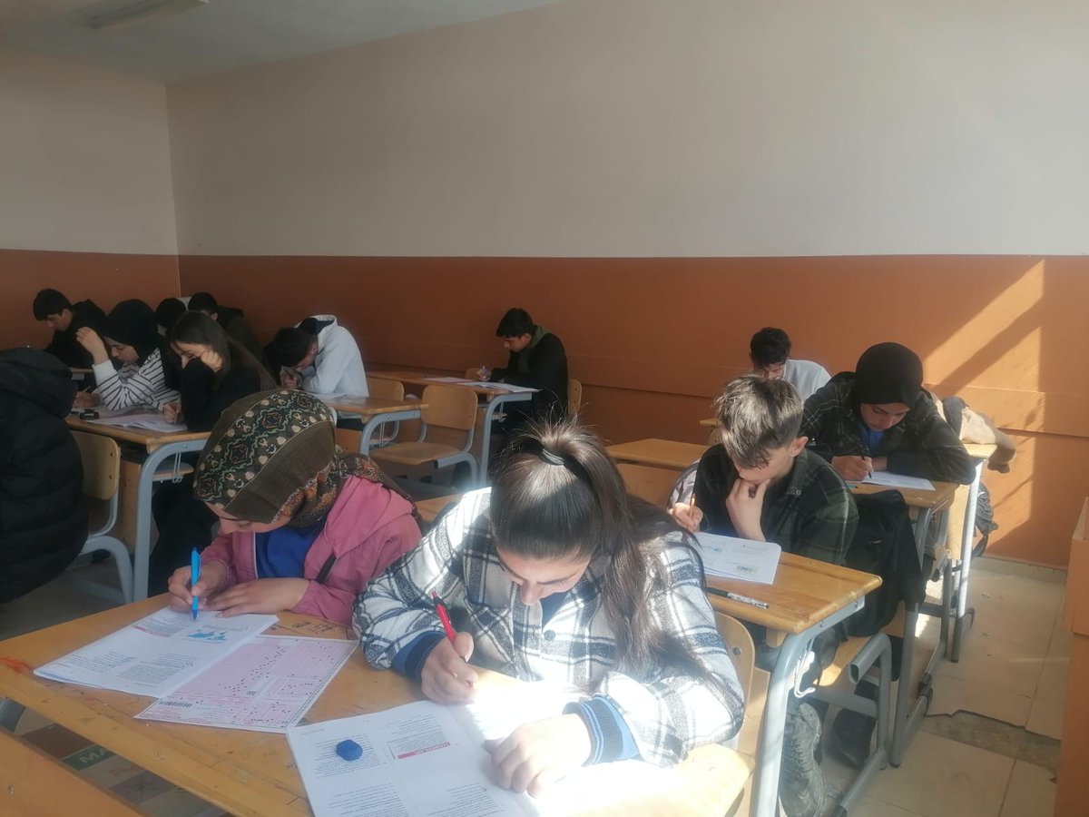 12.sınıf öğrencilerimizin üniversiteye hazırlık çalışmaları hızla devam etmekte. Başarılar sevgili öğrenciler..
<a href="/agrimem/">AĞRI MEM</a> 
<a href="/hasan_kokrek/">Hasan Kökrek</a> 
<a href="/tutakmem/">Tutak İlçe MEM</a> 
<a href="/karaoglan_necmi/">M Necmi KARAOĞLAN</a>