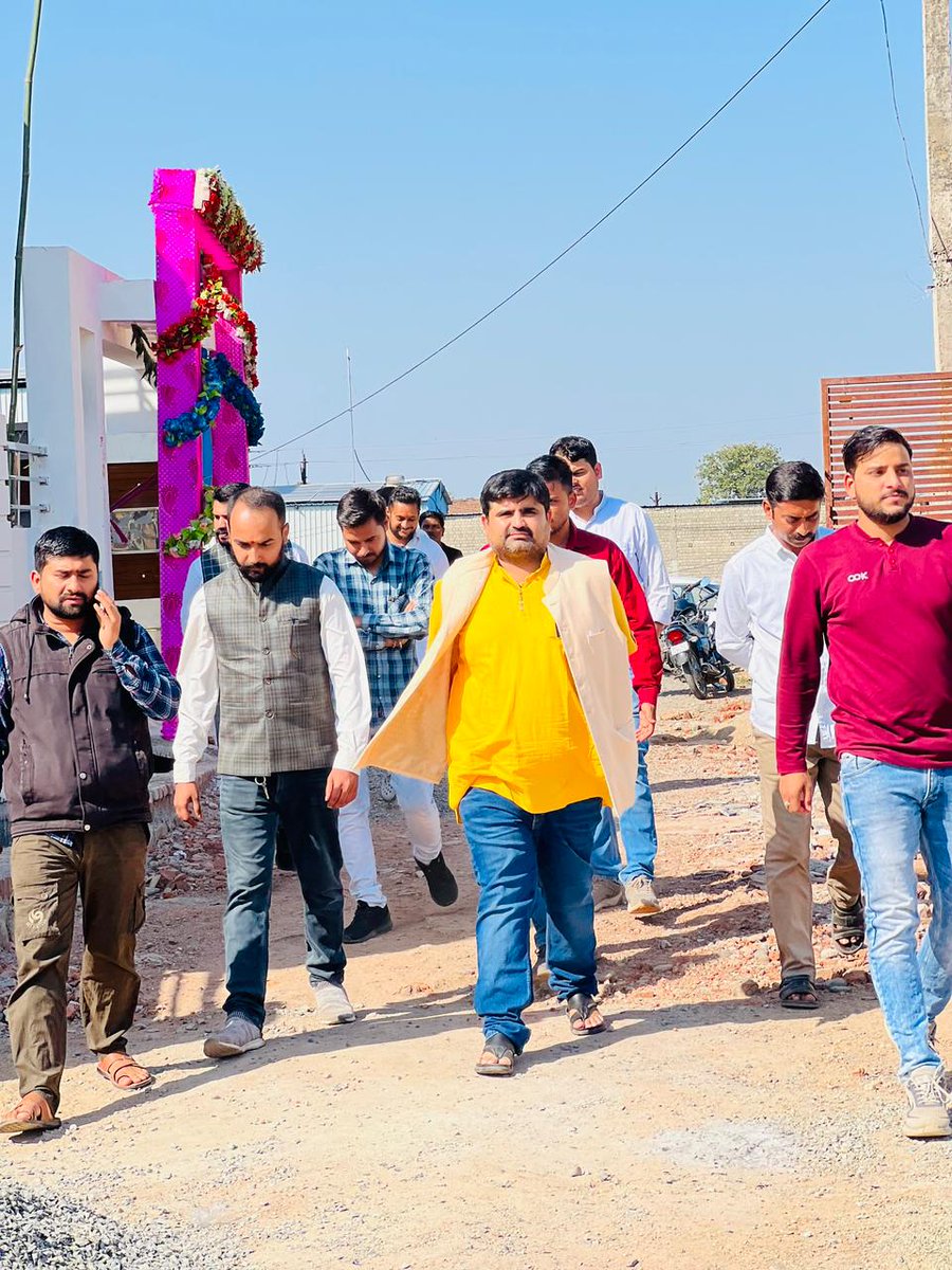 panditratnakar's tweet photo. आज महाशिवरात्री के पावन पर्व पर पीएम आवास के पीछे सोनौरा मोड़ के पास भाई गौरव सिंह परिहार ��े नए आवास बनने के अवसर पर आयोजित ग्रह प्रवेश के कार्यक्रम में शामिल होकर शुभकामनाएं और बधाई दी,
#Congratulations #avash #new #Gauravsinghparihar
#ShivaChaturvedi https://t.co/eOOISLqlkN