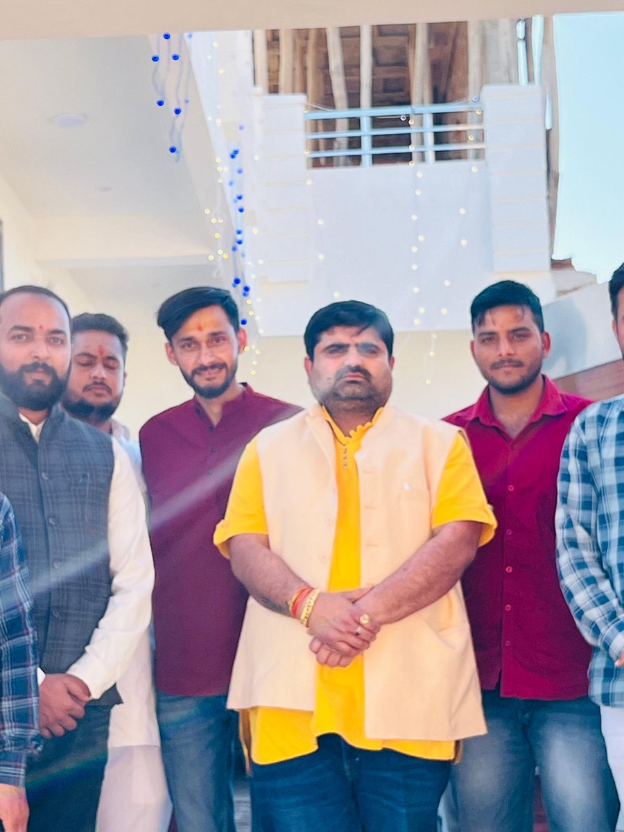 panditratnakar's tweet photo. आज महाशिवरात्री के पावन पर्व पर पीएम आवास के पीछे सोनौरा मोड़ के पास भाई गौरव सिंह परिहार ��े नए आवास बनने के अवसर पर आयोजित ग्रह प्रवेश के कार्यक्रम में शामिल होकर शुभकामनाएं और बधाई दी,
#Congratulations #avash #new #Gauravsinghparihar
#ShivaChaturvedi https://t.co/eOOISLqlkN