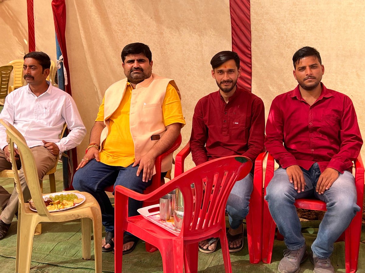 panditratnakar's tweet photo. आज महाशिवरात्री के पावन पर्व पर पीएम आवास के पीछे सोनौरा मोड़ के पास भाई गौरव सिंह परिहार ��े नए आवास बनने के अवसर पर आयोजित ग्रह प्रवेश के कार्यक्रम में शामिल होकर शुभकामनाएं और बधाई दी,
#Congratulations #avash #new #Gauravsinghparihar
#ShivaChaturvedi https://t.co/eOOISLqlkN