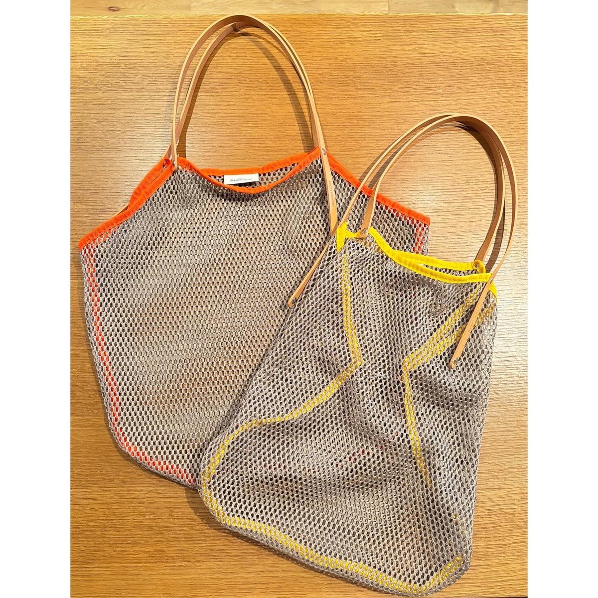 MANOAinter's tweet image. New Arrival🍊JACK GOMME

春夏らしい涼やかなメッシュバッグ。シックなベージュメッシュに、縁取りのパイピングカラーがアクセントになっています。サイドにあるフックを留めると、少し小ぶりな形にも変身！
イエロートリム、オレンジトリム¥22000
#jackgomme #meshbag #2024ss #manoainternational