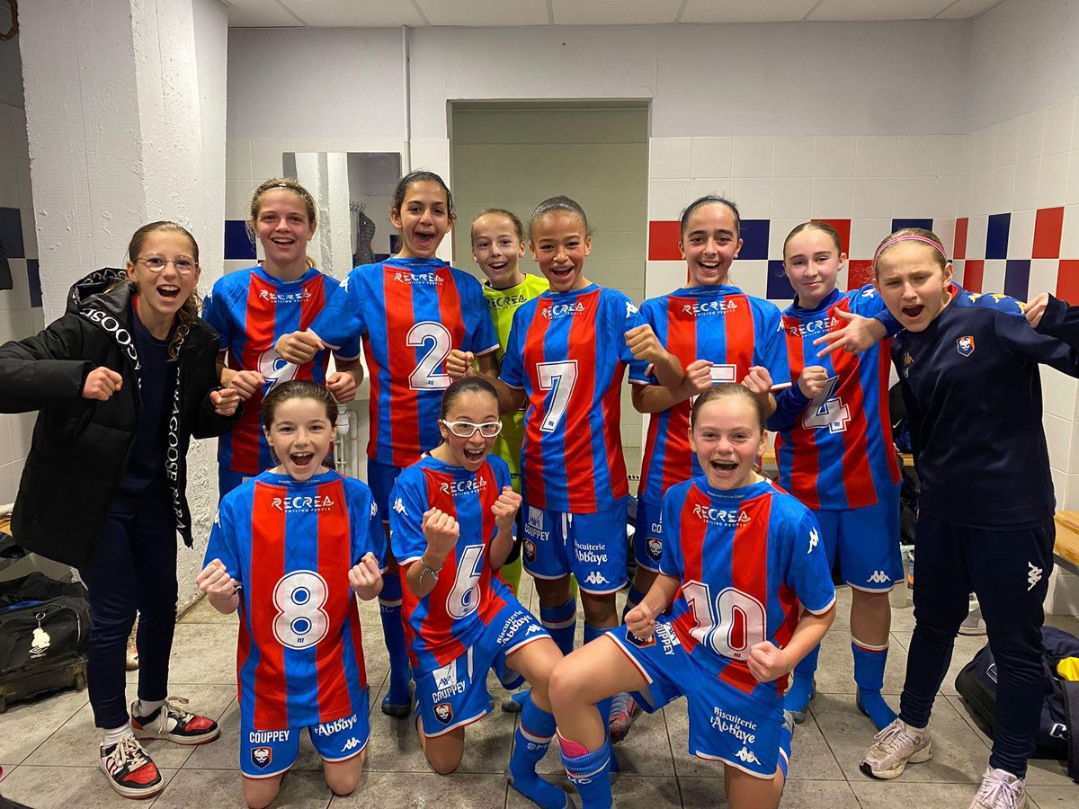 SMC_Feminines's tweet photo. Le Stade Malherbe Caen vous souhaite à toutes une excellente #JourneeDesDroitsDesFemmes ❤️💙

#SMCaen #TeamSMC https://t.co/B5ShYA3Mik
