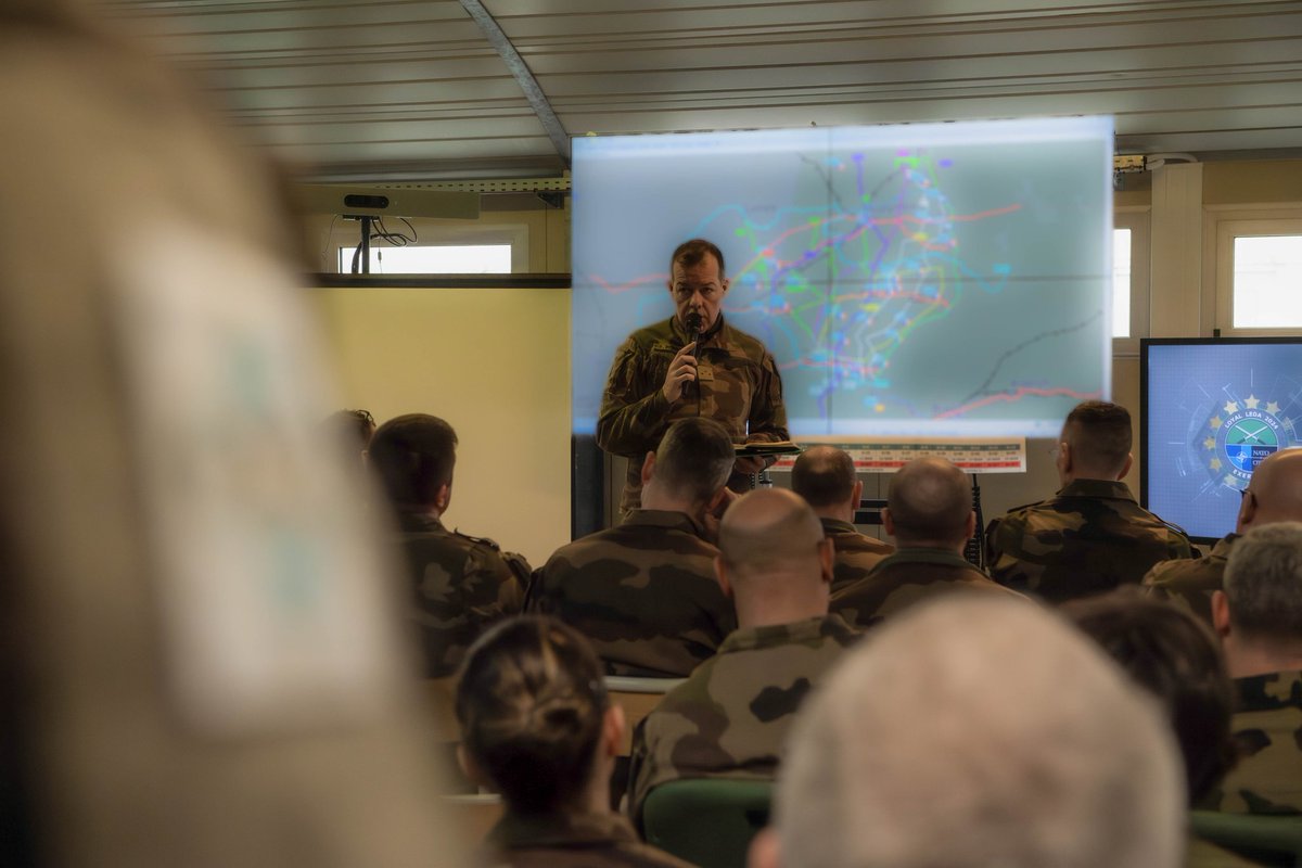 1reDivision's tweet photo. [#LOLE24 - Exercice #OTAN] 
➡️ Le scénario, le terrain, le contexte géostratégique est réaliste pour faire face à toutes les menaces.
➡️ La #1reDivision entretient sa capacité à s'engager en #HauteIntensité 💥 aux côtés de ses alliés !
#PrépaOps #StrongerTogether

📸 #CFOT https://t.co/vetEEBLw4y