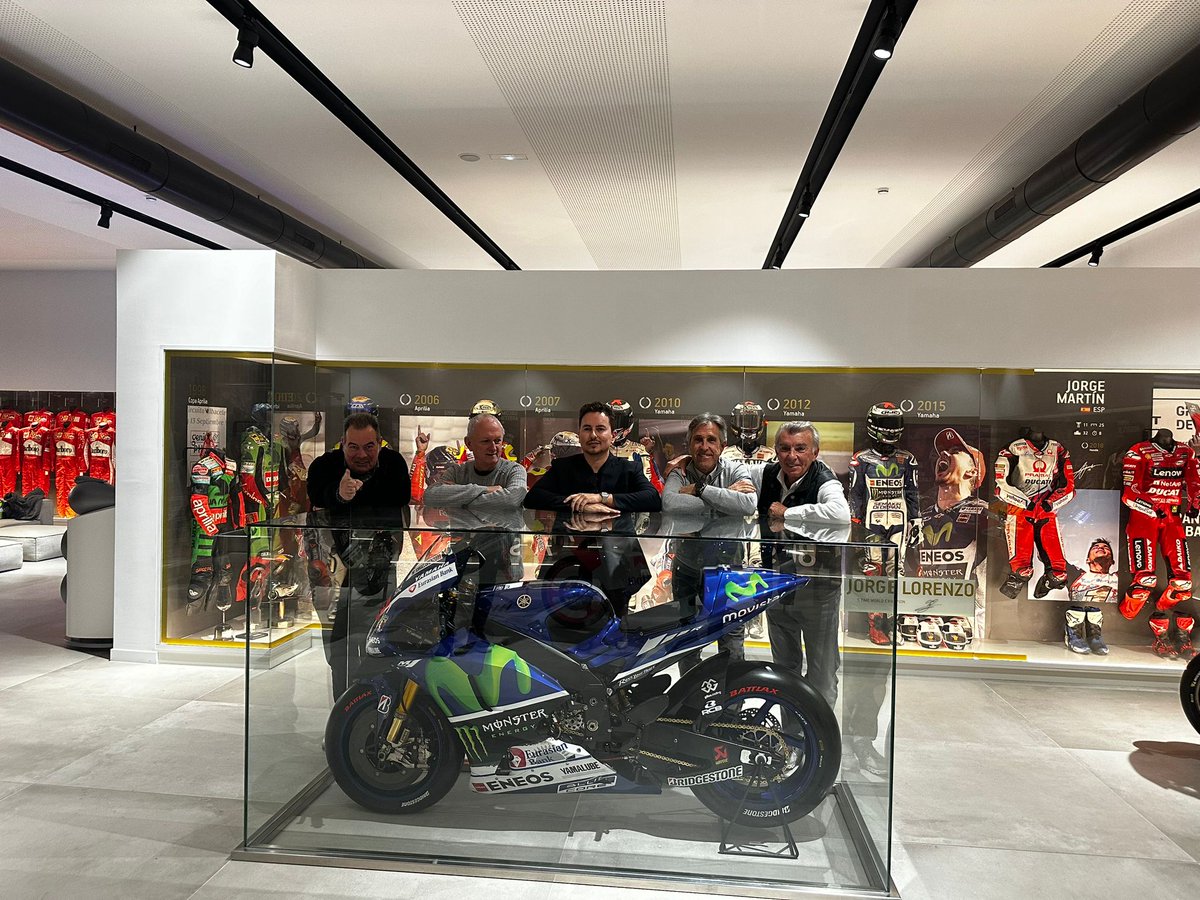 ¡He descubierto el secreto! @ALGUERSUARI_SR cederá la Ossa para que hagan un clon. @ra_forcada la atenderá tecnicamente para que @lorenzo99 corra un campeonato de clásicas que narrará @JLlMerlos . Y @RicardJove le hará una prueba al clon para @solomoto_es 😁😁