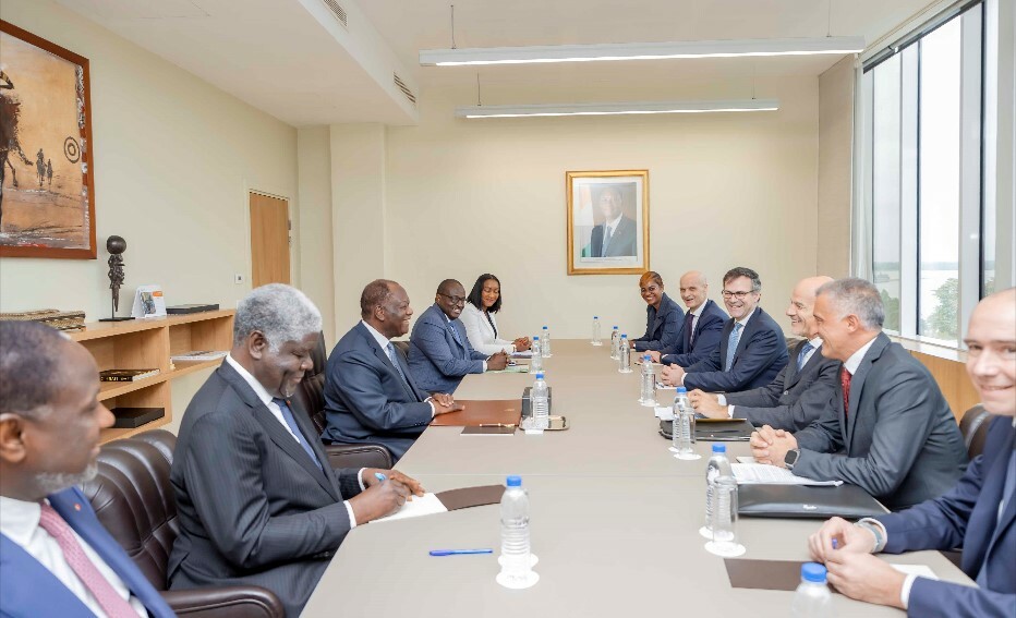 LexterieurInfo's tweet photo. Pétrole : L'italien ENI annonce au Président Ouattara la découverte d’un nouveau gisement d’environ 1,5 milliards de barils https://t.co/ggMlbdjAwT https://t.co/BMmlM2voAl