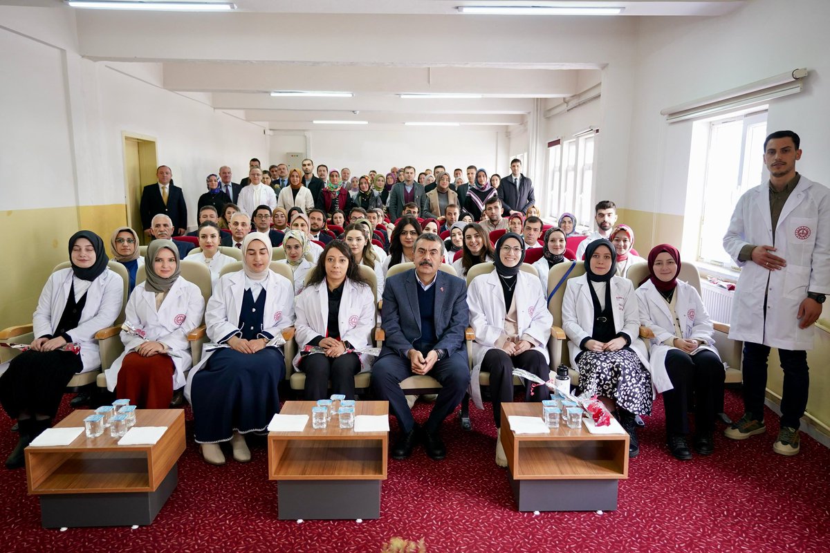 Âşıklarımıza ilham olan güzel ilçemiz Tortum’dayız.

Memleketimin güzel evlatlarına hizmet eden meslektaşlarımla Tortum Atatürk İlkokulunda bir aradayız.

Evlatlarımıza emeğiyle, şefkatiyle, ilimi ve irfanı ile bıkmadan, yorulmadan hizmet eden meslektaşlarıma teşekkür ediyorum.