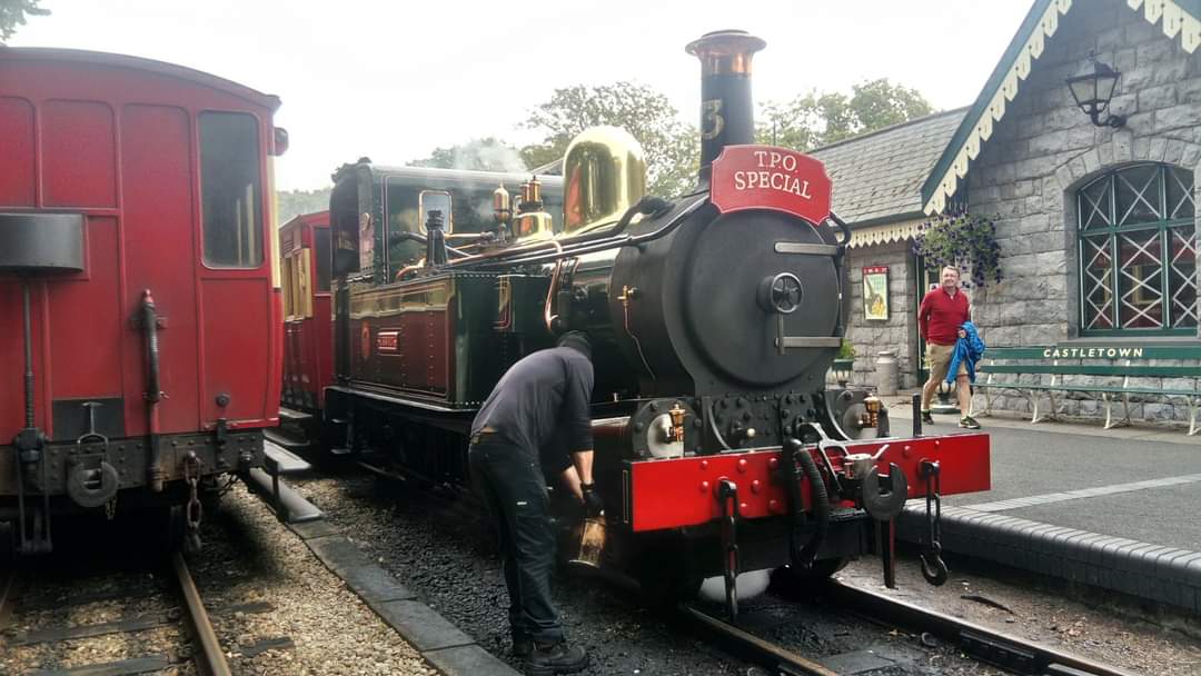 castletown_imr's tweet photo. The 9.50am ex-Douglas headed by No.13 𝘒𝘪𝘴𝘴𝘢𝘤𝘬 of 1910 with a Travelling Post Office as part of the 1940s Weekend in August 2019 #iomrailway #heritage #steam #nostalgia #greatphoto #Castletown #placetobe #IsleofMan #Kissack #steamlocomotive #trains #seasonstarting #IMR150 https://t.co/o8VkKIlio4