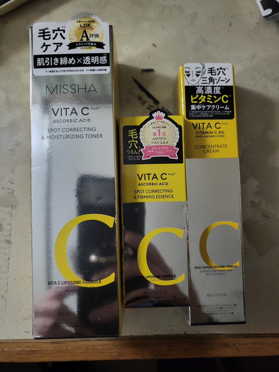 kiri_once_230's tweet photo. 無くなりそうやからキャリーケースから引っ張り出した
MISSHAほぼ揃ったから
これで俺もさーたんみたいなツルツルモチモチお肌に(ノ)`∨´(ヾ)
(後は顔が良ければもっと良いんだが(??))
#MISSHA #vitac https://t.co/3glgsPthxv