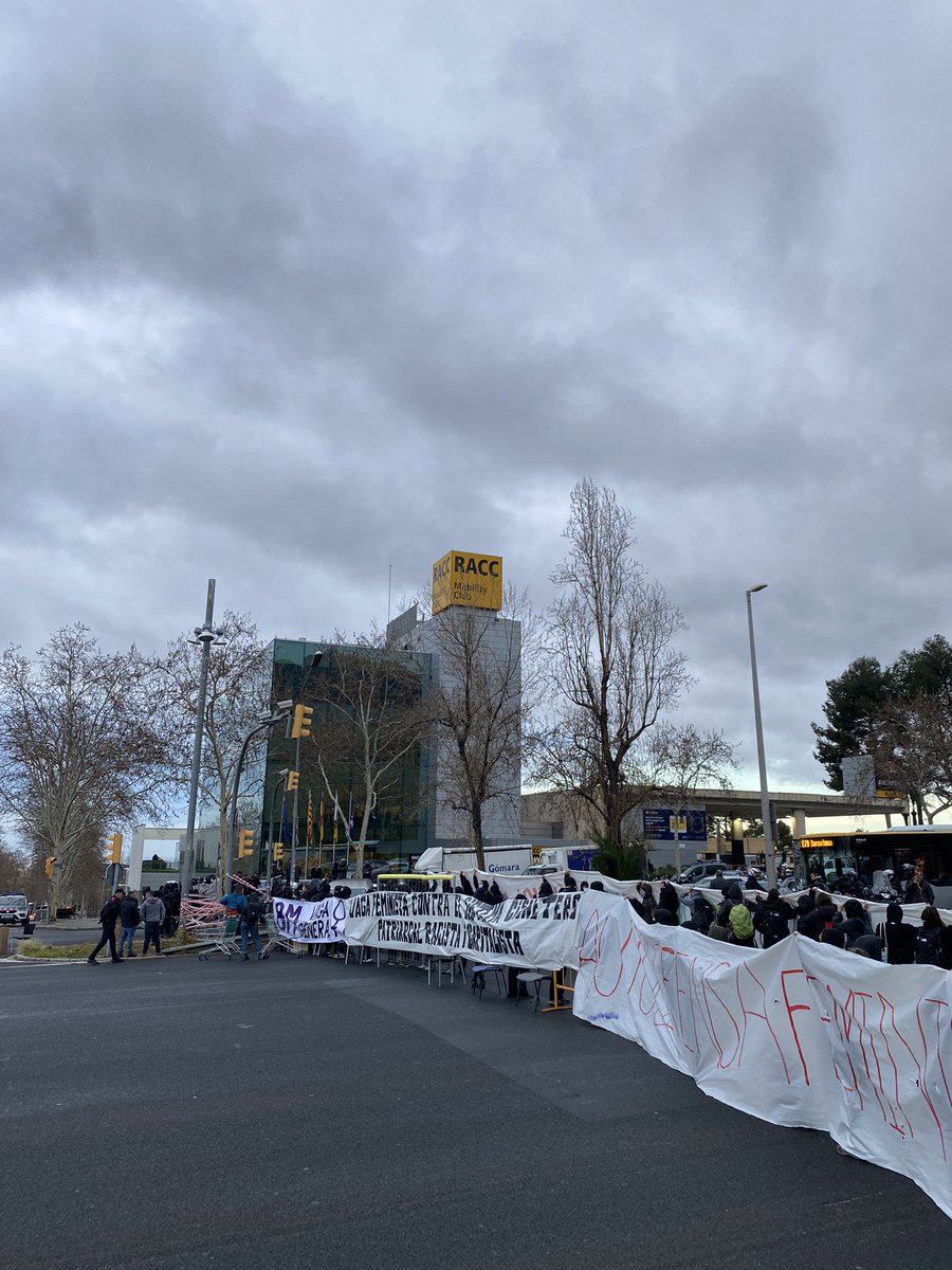 Tall a l'entrada de Barcelona pel #8M!

Contra el sistema patriarcal i colonial! Juntes i organitzades som més fortes! 💜🔥