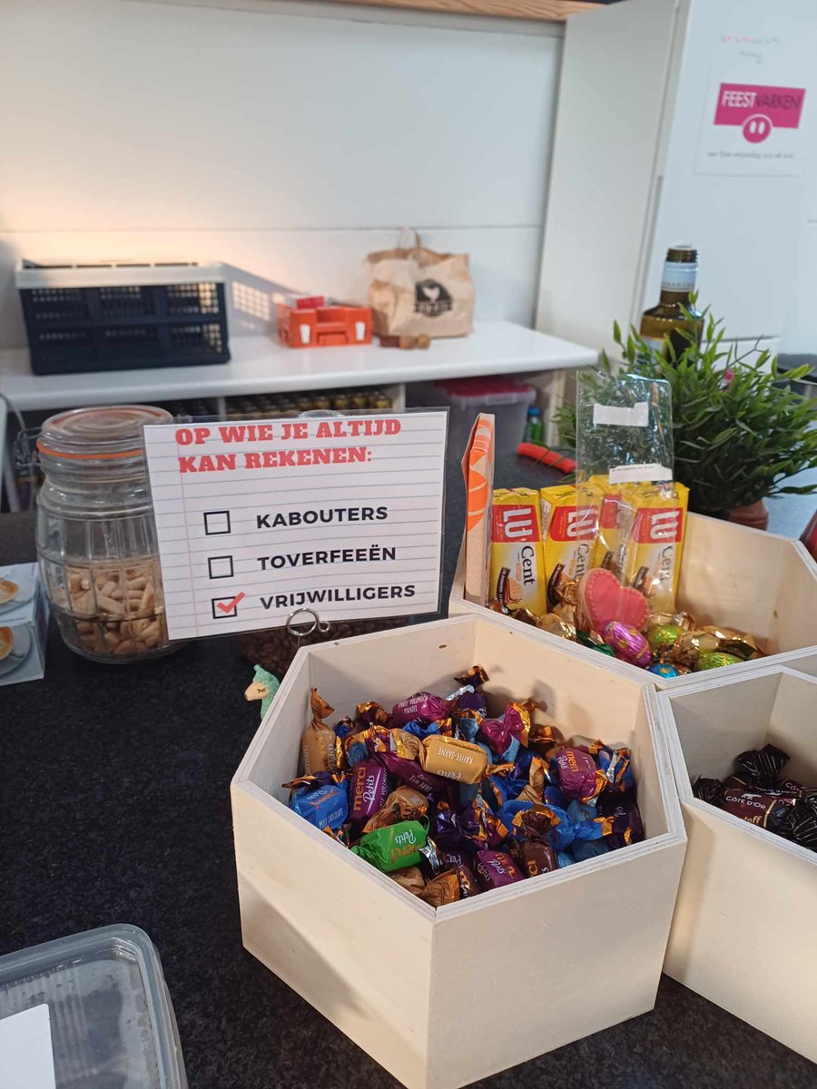 Collega #BirgitLoos was gisteren #weldoener bij <a href="/Feestvarkenvzw/">Feestvarken Vzw</a> . Daar vullen ze pakjes voor #kinderen die jarig zijn, waarvan de ouders het niet breed hebben. Super gedaan Birgit <a href="/vrtradio2/">radio2</a>