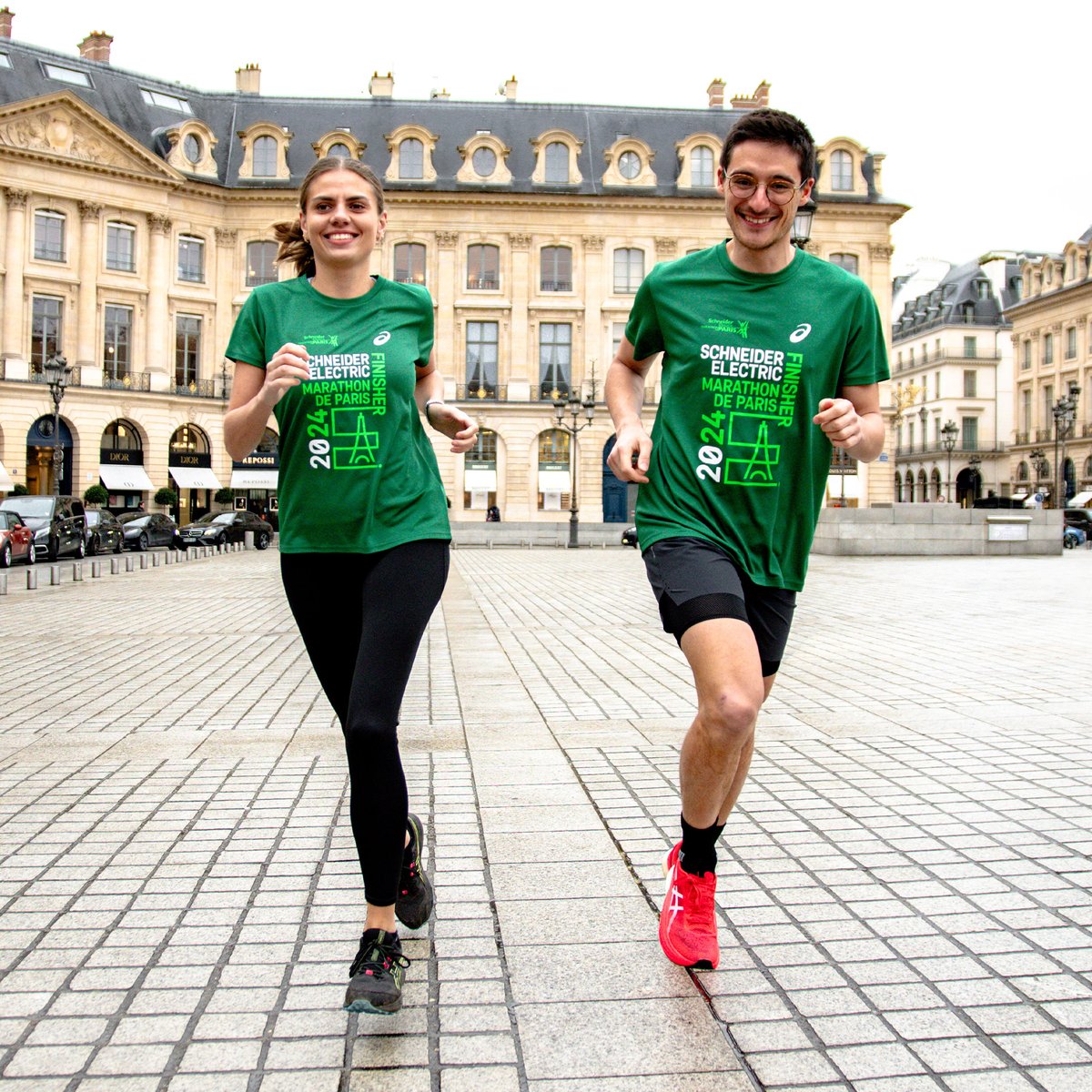 Voici la médaille et ton t-shirt de finisher que tu pourras porter avec fierté après avoir franchis la ligne d’arrivée du #SchneiderElectric #ParisMarathon ! 🥰

Alors, tu en penses quoi de ta future médaille et de ton t-shirt ? 😏

📸 : Laure Boutiot