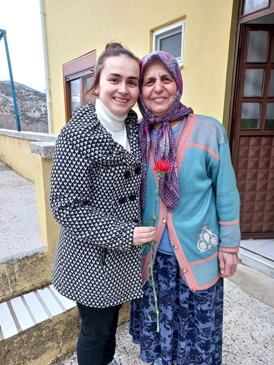 Zarefeti,düzeni, sevecenliği ifade eden dokunuşlardır onlar. Evde, işte, okulda, sokakta, dünyanın dört bir yanında hissedebileceğiniz. Üretime, emeğe, paylaşıma, yuvalarına ve çevrelerine sonsuz değerler katan tüm kadınların,
DÜNYA KADINLAR GÜNÜ KUTLU OLSUN.