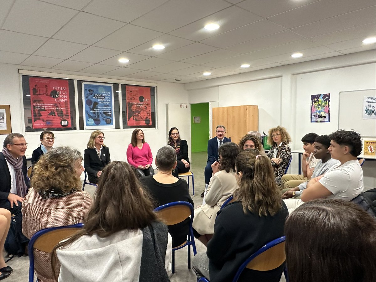 AcBordeaux's tweet image. #JourneeDesDroitsDesFemmes
La rectrice @ABisagni remet le label Égalité filles-garçons au LP Les Chartrons et annonce la labellisation de 40 établissements dont 7 écoles @AcBordeaux 
👏 aux élèves et équipes #CESCE pour la présentation de leur projets #EAC #EMI #orientation