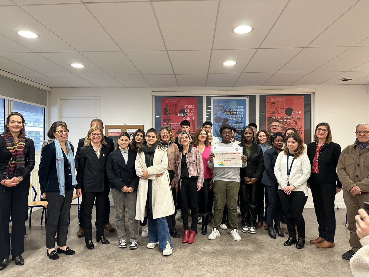AcBordeaux's tweet image. #JourneeDesDroitsDesFemmes
La rectrice @ABisagni remet le label Égalité filles-garçons au LP Les Chartrons et annonce la labellisation de 40 établissements dont 7 écoles @AcBordeaux 
👏 aux élèves et équipes #CESCE pour la présentation de leur projets #EAC #EMI #orientation