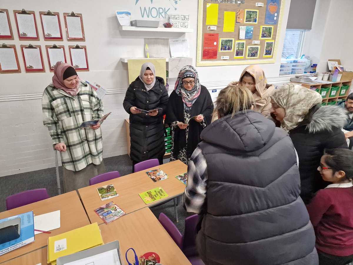 WarleyRoadPri's tweet image. Year 2 children welcomed their parents this morning to talk about how we can work together to achieve the best for our children. #readreadread #teamwork #whereheartsandmindsconnect