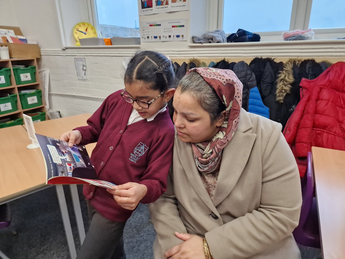 WarleyRoadPri's tweet image. Year 2 children welcomed their parents this morning to talk about how we can work together to achieve the best for our children. #readreadread #teamwork #whereheartsandmindsconnect