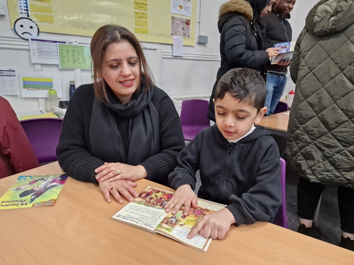 WarleyRoadPri's tweet image. Year 2 children welcomed their parents this morning to talk about how we can work together to achieve the best for our children. #readreadread #teamwork #whereheartsandmindsconnect