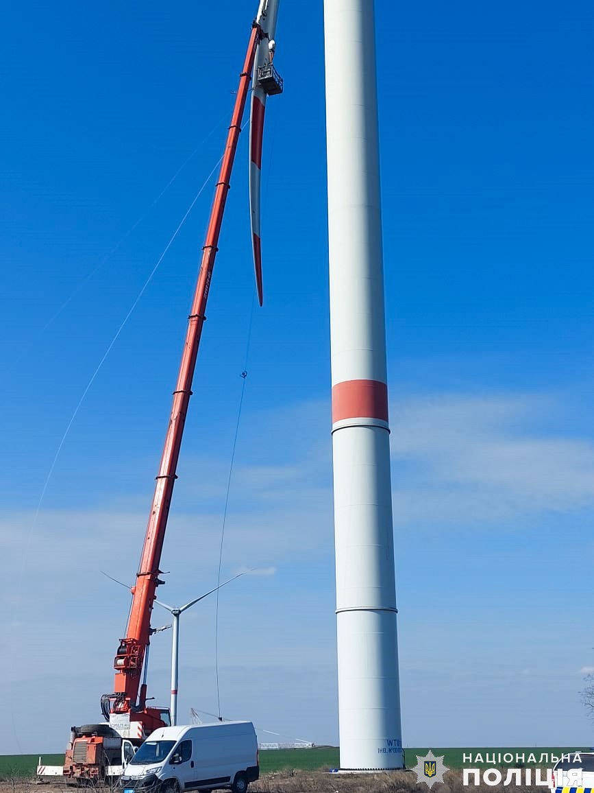 nexta_tv's tweet photo. Such air defense the world has not seen before

In Mykolaiv region, a windmill shot down an enemy Shaked drone with its blade. Ukrainian sappers who arrived on the spot dismantled the stuck explosive part of the drone from the windmill blade. The explosive part was later detonated nearby.