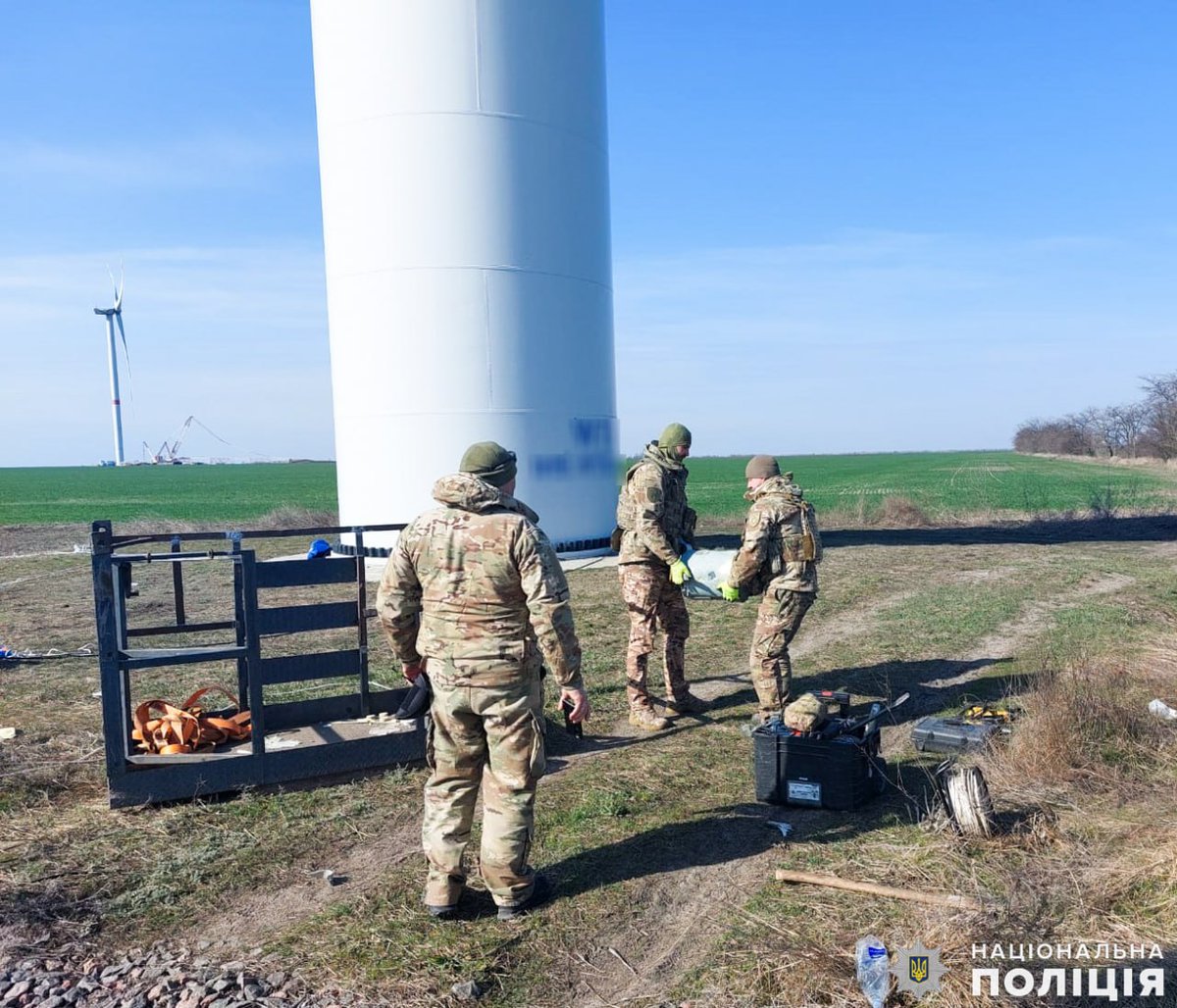 nexta_tv's tweet photo. Such air defense the world has not seen before

In Mykolaiv region, a windmill shot down an enemy Shaked drone with its blade. Ukrainian sappers who arrived on the spot dismantled the stuck explosive part of the drone from the windmill blade. The explosive part was later detonated nearby.