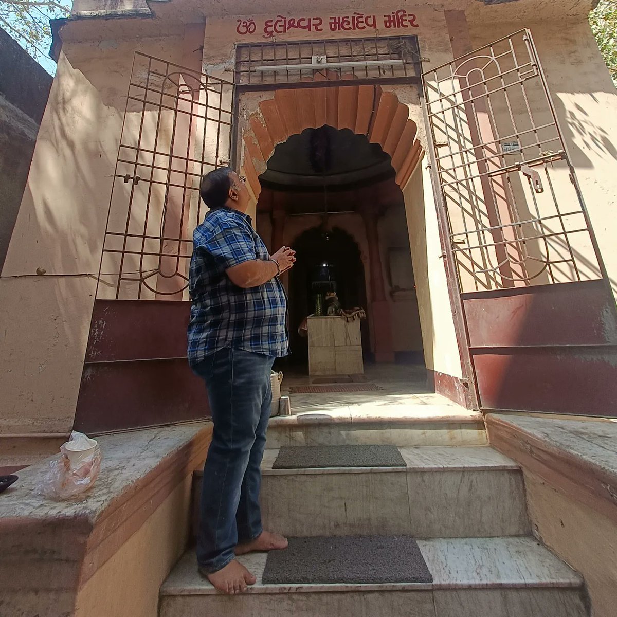 DiipeshArrora's tweet photo. 🙏🙏ॐ Namah Shivay ॐ 🙏🙏
#harharmahadevॐ We Are Here At Our Old Family Mahadev Mandir #DuleshwarMahadevMandir At #rughnathpura #surat. We feel blessed. ॐ Om Namah Shivay ॐ 🙏🙏 https://t.co/1Nvsmky0UD