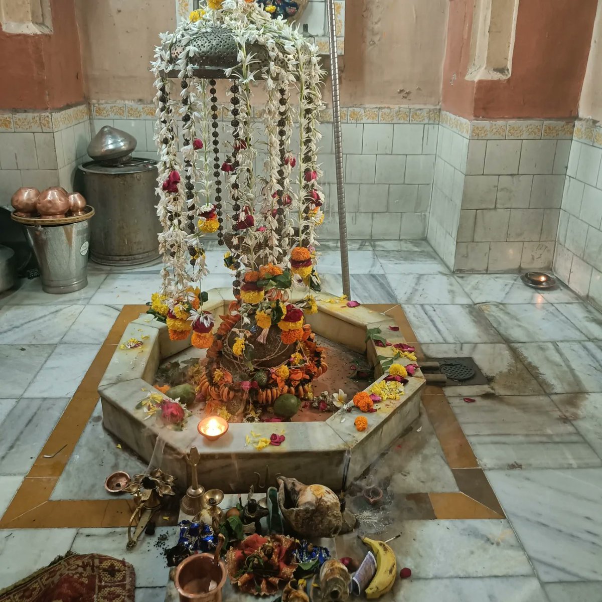 DiipeshArrora's tweet photo. 🙏🙏ॐ Namah Shivay ॐ 🙏🙏
#harharmahadevॐ We Are Here At Our Old Family Mahadev Mandir #DuleshwarMahadevMandir At #rughnathpura #surat. We feel blessed. ॐ Om Namah Shivay ॐ 🙏🙏 https://t.co/1Nvsmky0UD