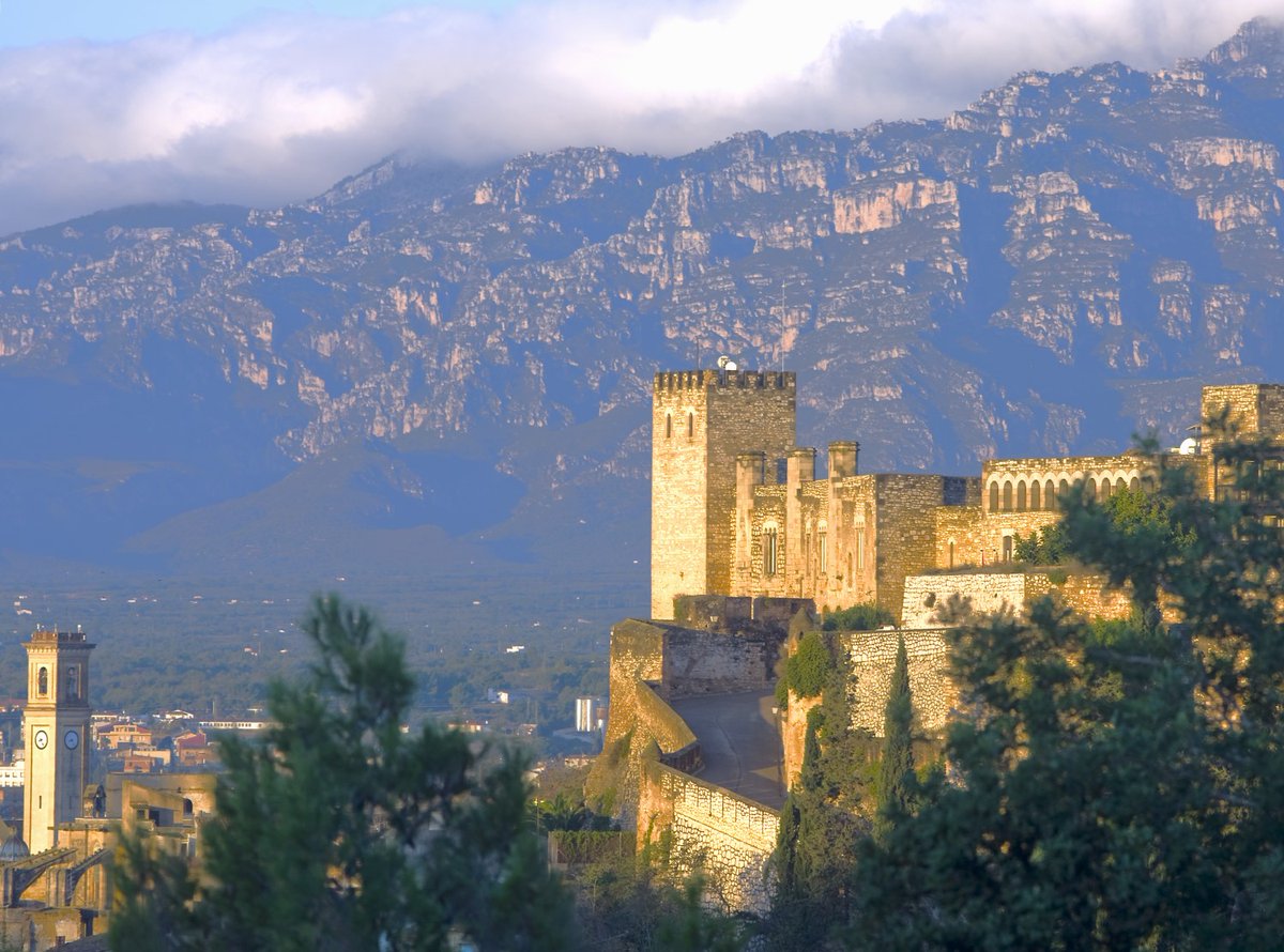 Sabies que les dones jueves van ser les que més es van resistir a convertir-se al cristianisme? Preferien tancar-se al recinte del castell, abans de renegar de la seva fe. Si en vols saber més: escenarisdelahistoria.cat/escenaris/muse… #8M #escenarisdelahistòria