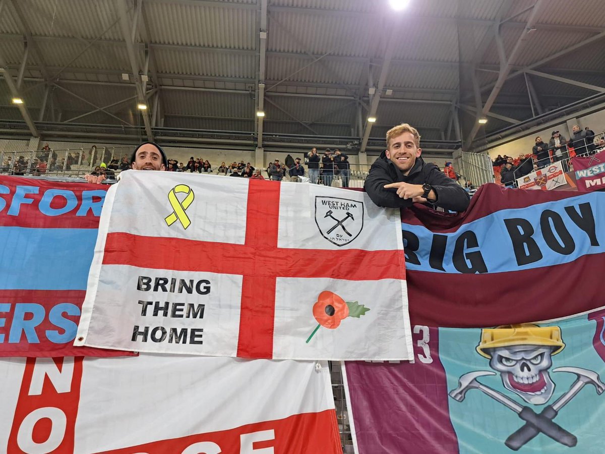 RubenGerczi's tweet photo. Gestern gewann der SC Freiburg mit 1:0 gegen West Ham United. Im Gästeblock zeigten Fans der Hammers eine Botschaft für die israelischen Geiseln in Gaza: Bring Them Home. #SCFWHU https://t.co/h2Zo4zVtY5
